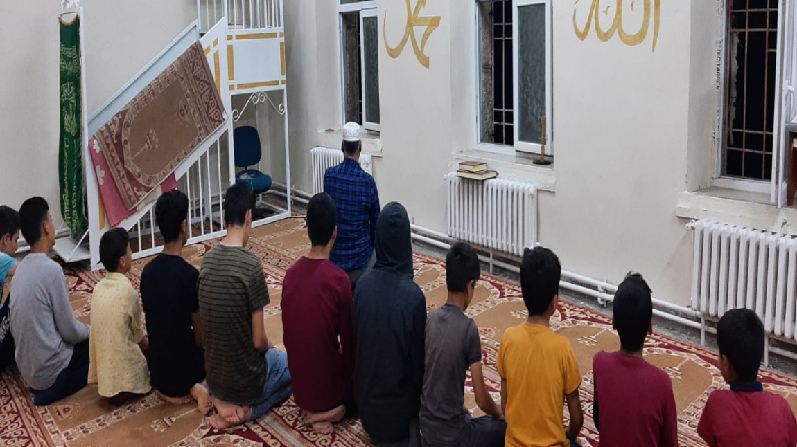 Ramazan Ayında  Öğrencilerimizin Camilerde Mukabele Okumaları ve Hatimle Teravih Namazı Görselleri